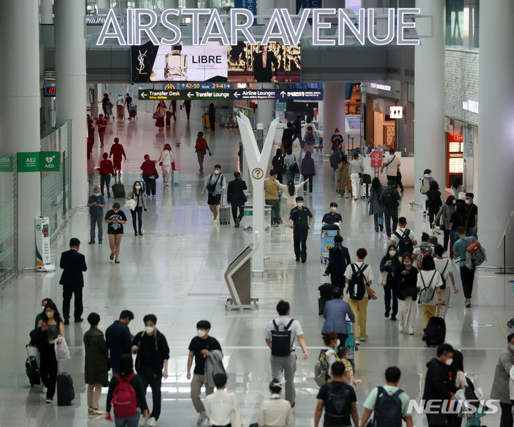 [인천공항=뉴시스] 백동현 기자 = 지난 5일 오전 인천국제공항 제1여객터미널에서 이용객들이 면세점을 둘러보고 있다. 8월 이용객 수가 총 103만5773명을 기록하며 코로나19 사태 이후 처음으로 100만명을 돌파했다. 2022.10.05. livertrent@newsis.com