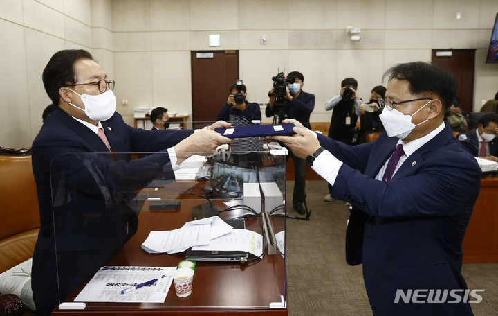 [서울=뉴시스] 전진환 기자 = 박찬진 중앙선거관리위원회 사무총장이 5일 오전 서울 여의도 국회 행정안전위원회에서 열린 중앙선거관리위원회, 진실화해를위한과거사정리위원회, 소방청·한국소방산업기술원, 한국승강기안전공단 등 7개 공공기관에 대한 2022년 국정감사에서 선서문을 제출하고 있다. (공동취재사진) 2022.10.05.  photo@newsis.com