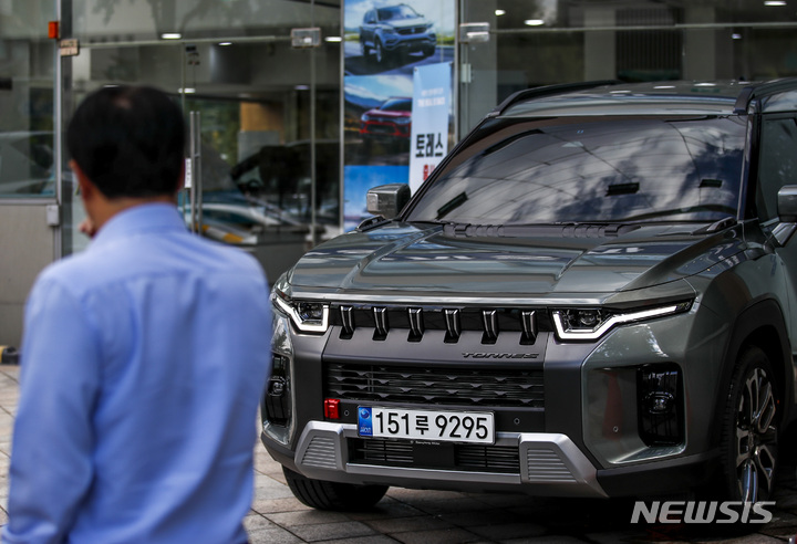 [서울=뉴시스] 정병혁 기자 = 5일 서울 강남구 쌍용장동차 강남논현전시장 앞에 토레스가 주차되어 있다. 쌍용자동차가 9월에 내수 7675대, 수출 3647대 총 1만1322대를 판매했다고 밝혔다. 토레스 판매 증대에 힘입어 내수와 수출이 동반 상승했고, 올해 월간 최다 판매량을 기록했으며, 쌍용차의 9월 판매량은 전년 동월 대비 90.3% 증가했다. 1~9월 누적 판매량 역시 전년보다 29.4% 늘었다. 2022.10.05. jhope@newsis.com