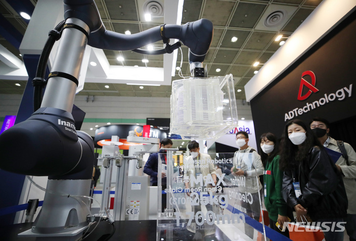 [서울=뉴시스] 5일 서울 강남구 코엑스에서 열린 제24회 반도체대전(SEDEX·Semiconductor Exhibition 2022)에서 관람객들이 부스를 둘러보고 있다. 2022.10.05. bluesoda@newsis.com