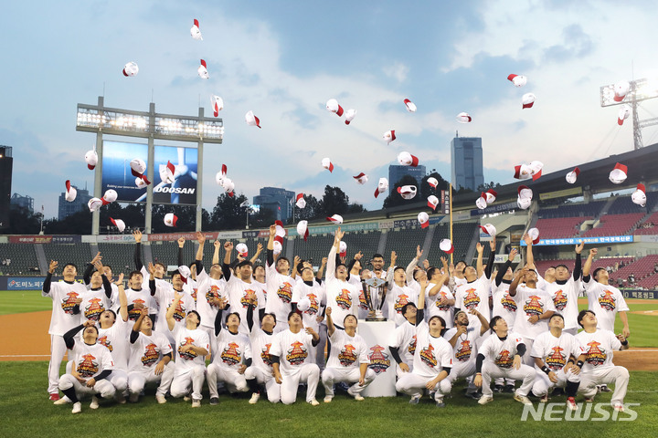 [서울=뉴시스] 김금보 기자 = SSG랜더스 선수단이 5일 오후 서울 송파구 잠실야구장에서 열린 2022 KBO리그 정규시즌 우승 기념식에서 우승 세레머니를 하고 있다. 2022.10.05. kgb@newsis.com