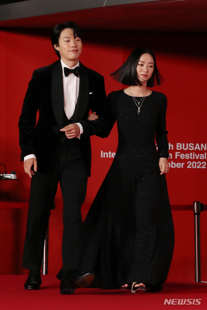 [부산=뉴시스] 박진희 기자 = 배우 류준열과 전여빈이 5일 부산 해운대구 영화의전당에서 열린 제27회 부산국제영화제 개막식 레드카펫 행사에 참석하고 있다.&nbsp; 2022.10.05. pak7130@newsis.com