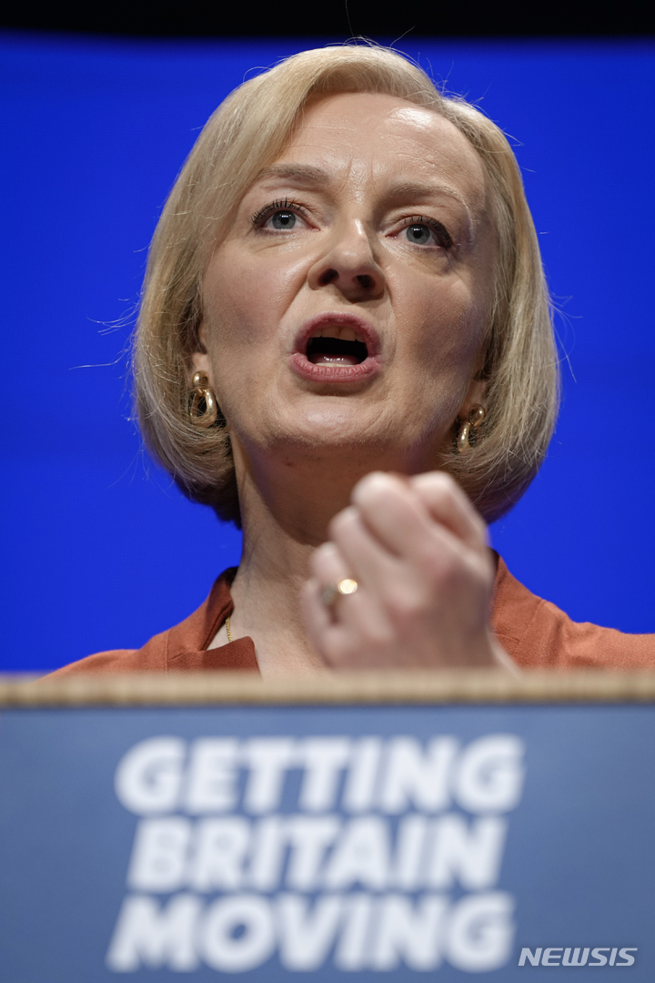 [버밍엄=AP/뉴시스] 리즈 트러스 영국 총리가 5일(현지시간) 영국 버밍엄에서 열린 보수당 전당대회에서 당 대표 연설을 하고 있다. 2022.10.06.