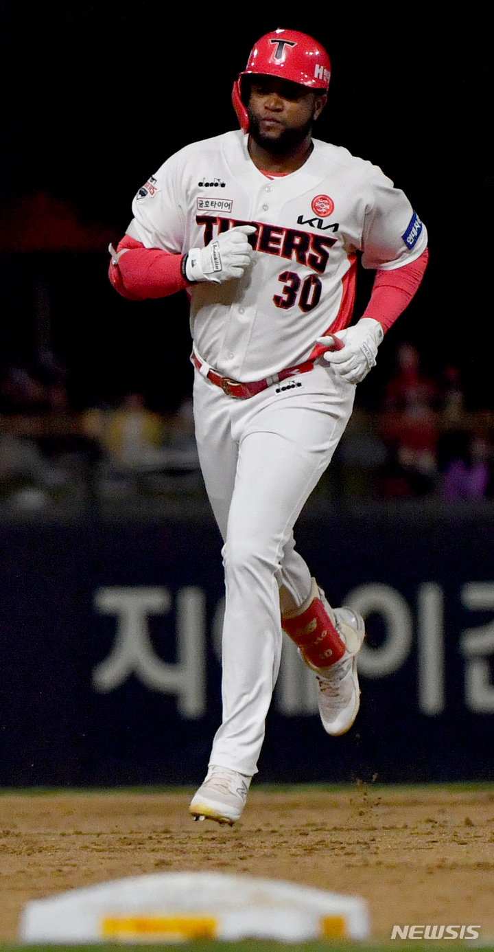 [광주=뉴시스] 신대희 기자 = 5일 오후 광주 북구 광주-기아챔피언스필드에서 열린 2022 프로야구 KIA타이거즈와 LG 트윈스의 경기, 6회말 1아웃 1루에서 KIA 소크라테스가 2점 홈런을 친 뒤 베이스를 돌고 있다. 2022.10.05. sdhdream@newsis.com