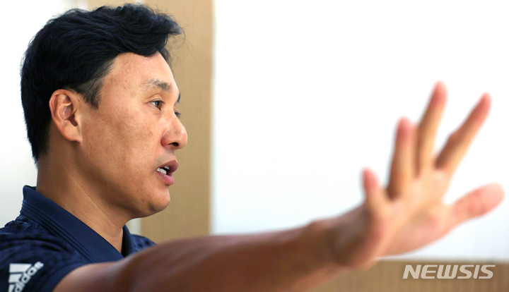 [서울=뉴시스] 조성우 기자 = 이승엽 SBS 해설위원이 서울 서초구 이승엽야구장학재단 사무실에서 뉴시스와 인터뷰를 하고 있다. 2022.10.08. xconfind@newsis.com