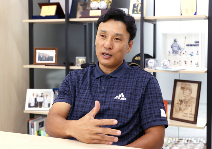 [서울=뉴시스] 조성우 기자 = 이승엽 SBS 해설위원이 서울 서초구 이승엽야구장학재단 사무실에서 뉴시스와 인터뷰를 하고 있다. 2022.10.08. xconfind@newsis.com