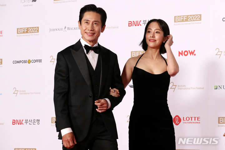 [부산=뉴시스] 박진희 기자 = 배우 신하균과 한지민이 5일 부산 해운대구 영화의전당에서 열린 제27회 부산국제영화제 개막식 레드카펫 행사에 참석하고 있다. 2022.10.05. pak7130@newsis.com