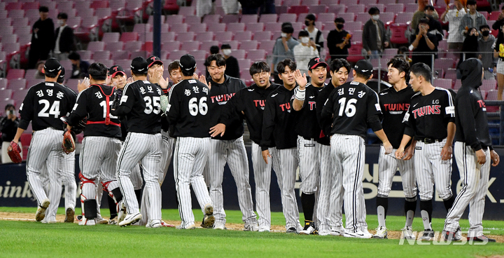 [광주=뉴시스] 신대희 기자 = 5일 오후 광주 북구 광주-기아챔피언스필드에서 열린 2022 프로야구 KIA타이거즈와 LG 트윈스의 경기, 10대 2로 승리한 LG 코치진과 선수단이 기뻐하고 있다. 2022.10.05. sdhdream@newsis.com