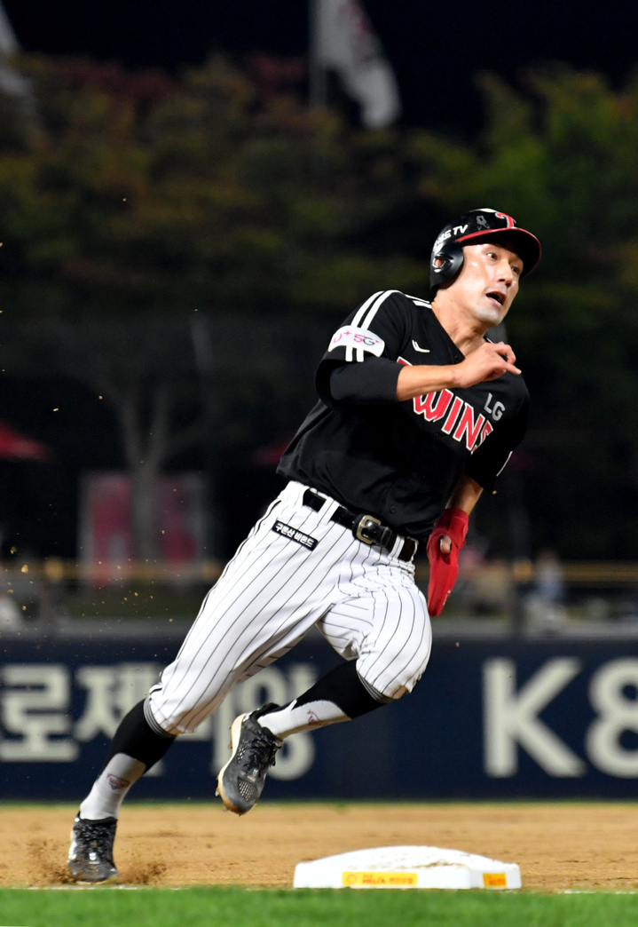 [광주=뉴시스] 이영주 기자 = 5일 오후 광주 북구 광주-기아챔피언스필드에서 열린 2022프로야구 KIA 타이거즈 대 LG 트윈스의 경기 3회 초, LG 7번 타자 서건창이 홈으로 질주하고 있다. 2022.10.05. leeyj2578@newsis.com