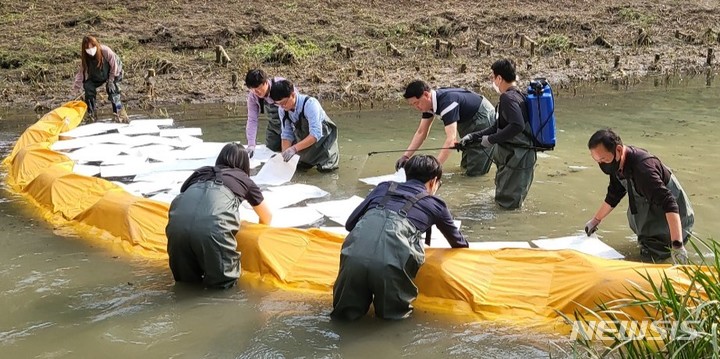 [인천=뉴시스] 이루비 기자 = 수질오염사고 대비 합동 방재훈련. (사진=인천 부평구 제공) 2022.10.06. photo@newsis.com *재판매 및 DB 금지