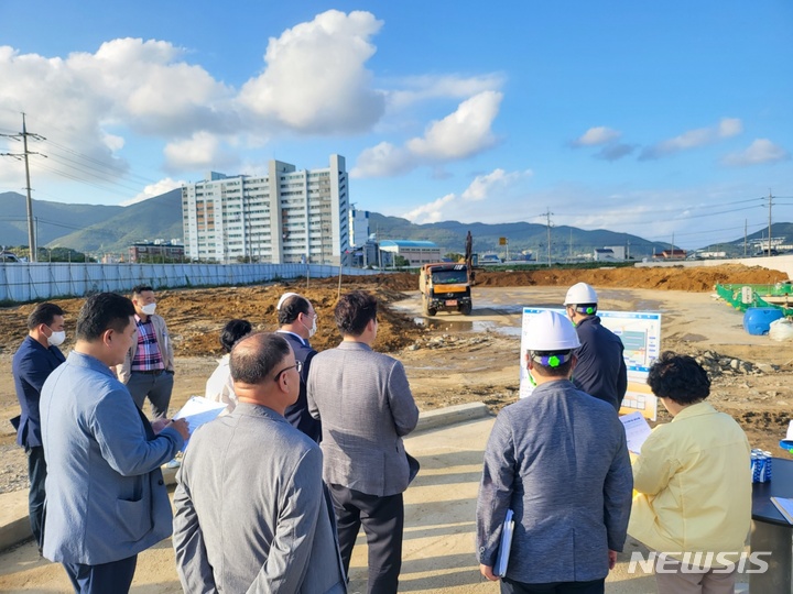 [거제=뉴시스] 신정철 기자= 거제시의회 경제관광위원회(위원장 이태열)는 지난 5일, 위원회 소관 8개 주요사업장 현지 확인을 실시했다.(사진=거제시의회 제공).2022.10.06. photo@newsis.com