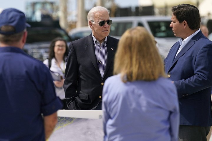 조 바이든 미국 대통령이 허리케인 이언으로 막대한 피해를 본 플로리다주를 방문해 주민들을 위로한 뒤 마이크가 꺼진 줄 알고 욕설(Fxxx) 섞인 표현을 하는 장면이 그대로 방송됐다. 출처:AP *재판매 및 DB 금지