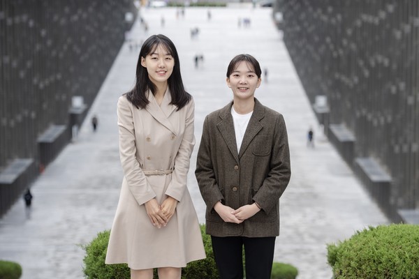 (왼쪽부터) 5급 공채 수석합격자 교육행정 직렬 이민영, 일반행정 직렬 노인영 씨. 사진 이화여자대학교 *재판매 및 DB 금지