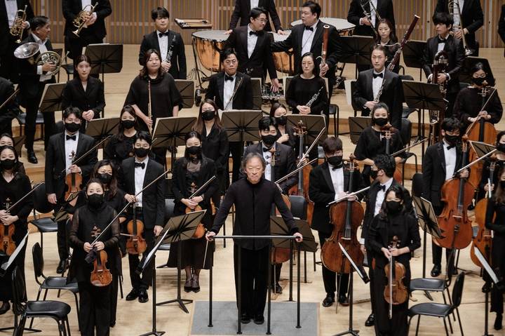 [서울=뉴시스]지난 5일 서울 송파구 롯데콘서트홀에서 열린 '정명훈&원 코리아 오케스트라' 공연. 이날 협연자는 반 클라이번 콩쿠르 역대 최연소 우승자인 피아니스트 임윤찬이 나섰다. (사진=롯데콘서트홀 제공) 2022.10.06. photo@newsis.com *재판매 및 DB 금지