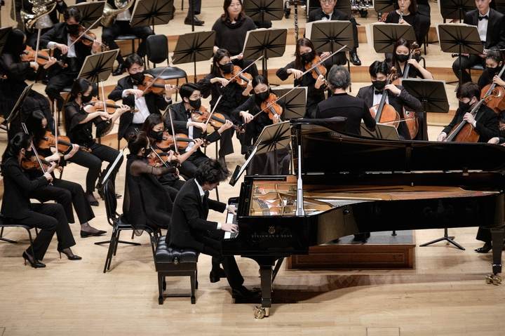 [서울=뉴시스]지난 5일 서울 송파구 롯데콘서트홀에서 열린 '정명훈&원 코리아 오케스트라' 공연. 이날 협연자는 반 클라이번 콩쿠르 역대 최연소 우승자인 피아니스트 임윤찬이 나섰다. (사진=롯데콘서트홀 제공) 2022.10.06. photo@newsis.com *재판매 및 DB 금지
