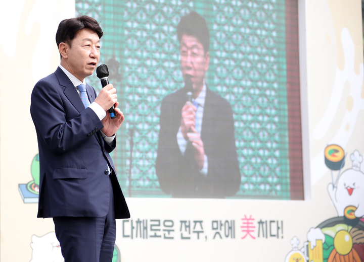 [전주=뉴시스] 한훈 기자 = 전북 전주를 대표하는 미식 축제인 '2022 전주비빔밥축제'가 전주향교에서 열린 개맛식(개막식)을 시작으로 닷새간의 대장정에 돌입했다.(사진=전주시 제공).2022.10.06. photo@newsis.com *재판매 및 DB 금지