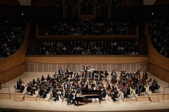 [서울=뉴시스]지난 5일 서울 송파구 롯데콘서트홀에서 열린 '정명훈&원 코리아 오케스트라' 공연. 이날 협연자는 반 클라이번 콩쿠르 역대 최연소 우승자인 피아니스트 임윤찬이 나섰다. (사진=롯데콘서트홀 제공) 2022.10.06. photo@newsis.com *재판매 및 DB 금지