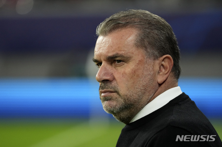 [라이프치히=AP/뉴시스] 셀틱의 안지 포스테코글루 감독이 6일(한국시간) 독일 라이프치히에서 열린 RB 라이프치히와 2022~2023 UEFA 챔피언스리그 F조 조별리그 경기에 앞서 경기장을 지켜보고 있다. 2022.10.06.