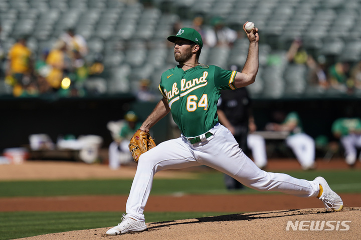 [오클랜드=AP/뉴시스] 오클랜드 애슬레틱스 선발투수 켄 월디척이 6일(한국시간) 미국 캘리포니아주 오클랜드에서 열린 LA 에인절스의 2022 MLB 홈경기에서 1회 초 공을 던지고 있다. 2022.10.06.