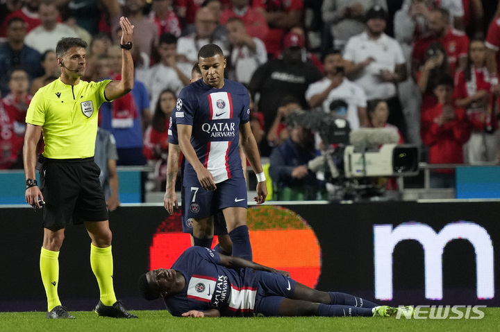 [리스본=AP/뉴시스]벤피카전에서 부상 당한 파리 생제르맹 누누 멘데스. 2022.10.06.