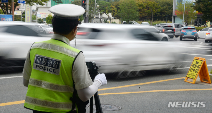 [전주=뉴시스] 지난 2022년 10월 전북경찰청 교통과 경찰관들이 전북 전주시 완산구 천잠로에서 출근길 꼬리물기 단속을 진행하는 모습. 해당 사진은 기사 내용과 관련이 없습니다. (사진=뉴시스 DB). photo@newsis.com 
