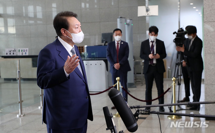 [서울=뉴시스] 홍효식 기자 = 윤석열 대통령이 6일 오전 서울 용산 대통령실 청사로 출근하며 취재진 질문에 답하고 있다. 2022.10.06. yesphoto@newsis.com