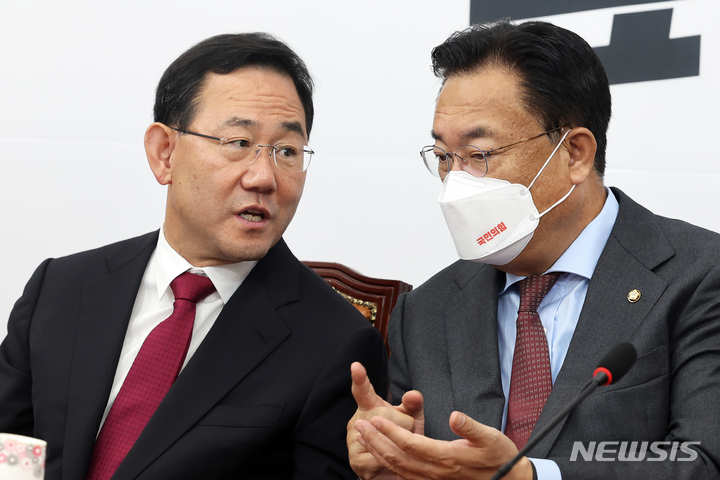 [서울=뉴시스] 고범준 기자 = 정진석 국민의힘 비상대책위원장과 주호영 원내대표가 6일 서울 여의도 국회에서 열린 비상대책위원회의에서 대화를 하고 있다. (공동취재사진) 2022.10.06. photo@newsis.com