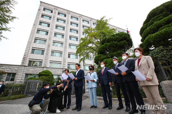 [서울=뉴시스] 전진환 기자 = 문재인 정부 시절 장관직을 지낸 더불어민주당 현역 의원들이 지난 6일 오전 서울 종로구 감사원 정문 앞에서 감사원의 부당 감사 및 전직 대통령에 대한 무도한 행태 규탄 기자회견을 하고 있다. 더불어민주당 권칠승(왼쪽부터), 황희, 한정애, 도종환, 이인영, 전해철, 진선미 의원. (공동취재사진) 2022.10.06.  photo@newsis.com