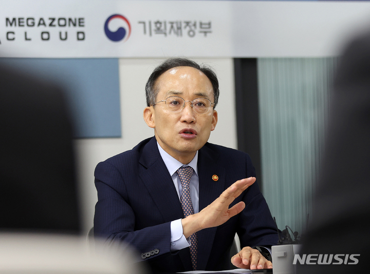 [서울=뉴시스] 백동현 기자 = 추경호 경제부총리 겸 기획재정부 장관이 6일 오전 서울 강남구 메가존 클라우드에서 열린 벤처기업 간담회에 참석해 모두발언하고 있다. 2022.10.06. livertrent@newsis.com