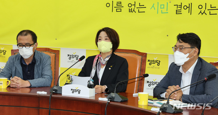 [서울=뉴시스] 고범준 기자 = 이은주 정의당 비상대책위원장이 6일 서울 여의도 국회에서 열린 비상대책위원회에서 발언하고 있다. (공동취재사진) 2022.10.06. photo@newsis.com