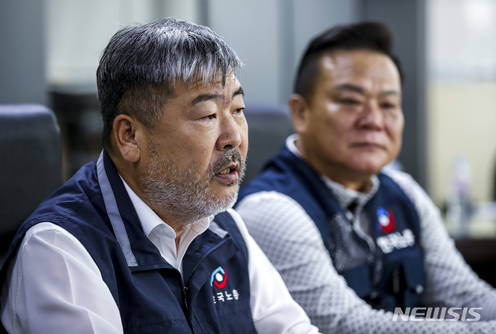 [서울=뉴시스] 정병혁 기자 = 김동명 한국노총 위원장이 지난 6일 오전 서울 영등포구 한국노총에서 열린 김문수 경제사회노동위원장 방문 간담회에서 인사말을 하고 있다. 2022.10.06. jhope@newsis.com