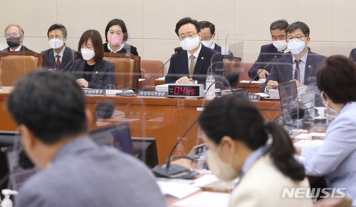 [서울=뉴시스] 전진환 기자 = 조규홍 보건복지부 장관이 6일 서울 여의도 국회에서 열린 국회 보건복지위원회의 보건복지부, 질병관리청에 대한 국정감사'에서 의원들의 질의에 답변하고 있다. (공동취재사진) 2022.10.06. photo@newsis.com