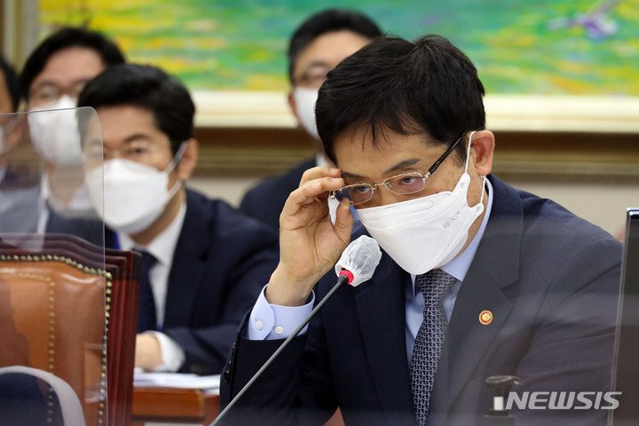 [서울=뉴시스] 전진환 기자 = 김주현 금융위원장이 6일 서울 여의도 국회 정무위원회에서 열린 국정감사에 출석해 안경을 만지고 있다. (공동취재사진) 2022.10.06. photo@newsis.com