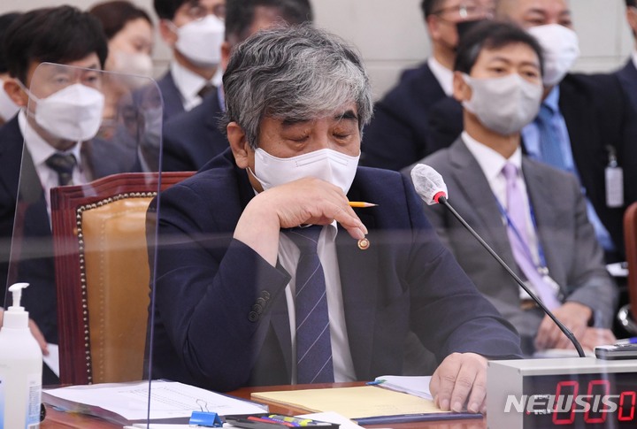 [서울=뉴시스] 고범준 기자 = 한상혁 방송통신위원회 위원장이 6일 서울 여의도 국회에서 열린 과학기술정보방송통신위원회의 국정감사에서 생각에 잠겨 있다. (공동취재사진) 2022.10.06. photo@newsis.com