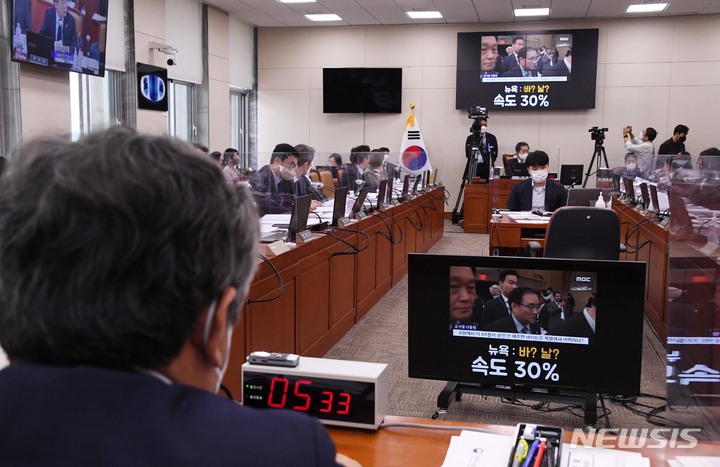 [서울=뉴시스] 고범준 기자 = 6일 서울 여의도 국회에서 과학기술정보방송통신위원회 국정감사가 열리고 있다. (공동취재사진) 2022.10.06. photo@newsis.com