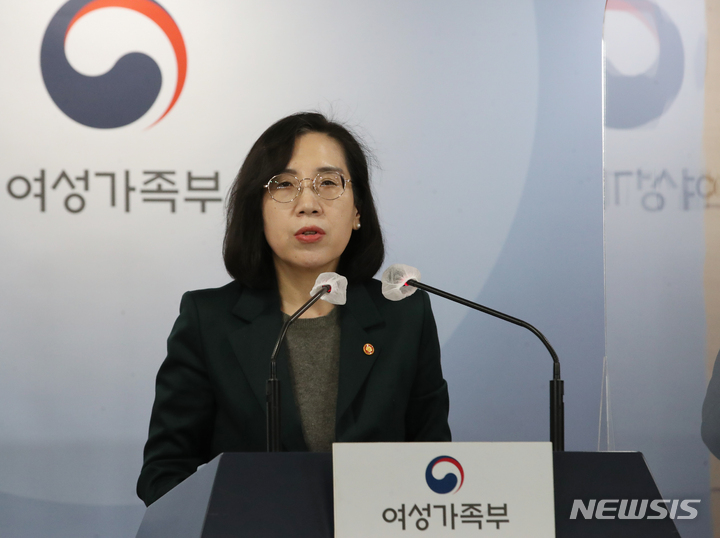 [서울=뉴시스] 김명원 기자 = 김현숙 여성가족부 장관이 지난 6일 오전 서울 종로구 정부서울청사에서 "학교 안팎 청소년 지원 강화 대책‘’ 브리핑을 하고 있다. 2022.10.06. kmx1105@newsis.com