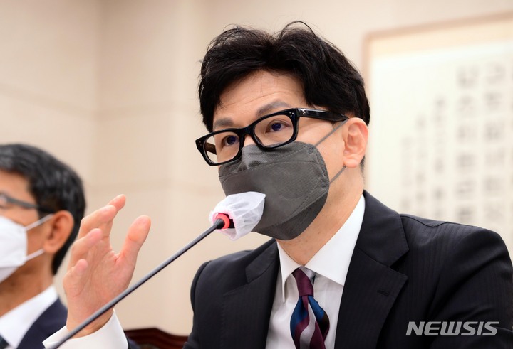 [서울=뉴시스] 전진환 기자 = 한동훈 법무부 장관이 지난 6일 서울 여의도 국회 법제사법위원회에서 열린 법무부·대한법률구조공단·한국법무보호복지공단 등에 대한 국정감사에 출석해 의원들의 질의에 답변을 하고 있다. (공동취재사진) 2022.10.06.&nbsp; photo@newsis.com