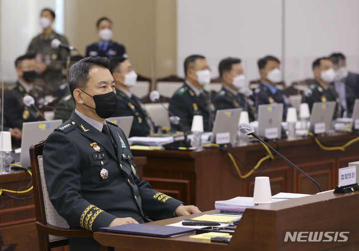 [서울=뉴시스] 국회사진기자단 = 김승겸 합동참모본부 의장이 6일 서울 용산구 합동참모본부 청사에서 열린 국회 국방위원회의 합동참모본부 등의 국정감사 시작을 기다리고 있다. 2022.10.06. photo@newsis.com