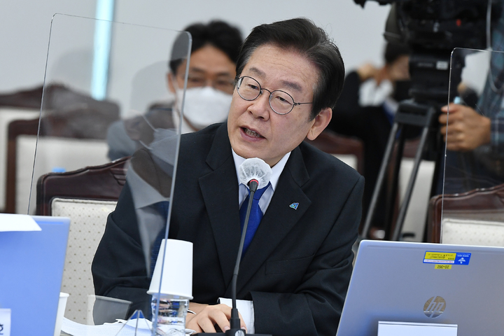 [서울=뉴시스] 국회사진기자단 = 이재명 더불어민주당 대표가 지난 6일 서울 용산구 합참 청사에서 열린 국회 국방위원회의 합동참모본부에 대한 국정감사에서 질의하고 있다. 2022.10.06. photo@newsis.com