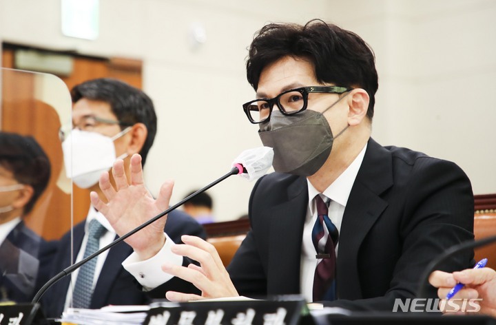 [서울=뉴시스] 전진환 기자 = 한동훈 법무부장관이 6일 국회 법제사법위원회 회의실에서 열린 법무부 국정감사에서 의원 질의에 답하고 있다. (공동취재사진) 2022.10.06.&nbsp; photo@newsis.com