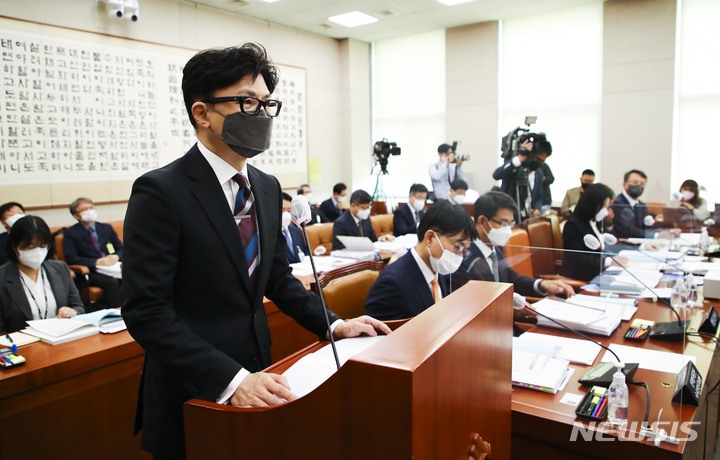 [서울=뉴시스] 전진환 기자 = 한동훈 법무부장관이 6일 국회 법제사법위원회 회의실에서 열린 법무부 국정감사에 출석해 업무보고를 하고 있다. (공동취재사진) 2022.10.06. photo@newsis.com