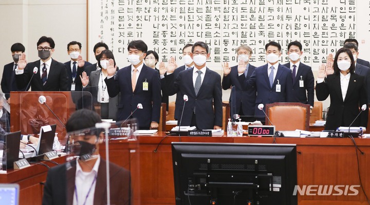 [서울=뉴시스] 전진환 기자 = 한동훈 법무부장관이 6일 국회 법제사법위원회 회의실에서 열린 법무부 국정감사에 출석해 선서를 하고 있다. (공동취재사진) 2022.10.06. photo@newsis.com