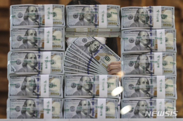 [서울=뉴시스] 김근수 기자 = 6일 오후 서울 중구 하나은행 위변조대응센터에서 직원이 달러화를 정리하고 있다. 6일 한국은행 외환보유액 통계발표에 따르면 9월 말 기준 외환 보유액은 4167억7000만달러로 8월 말(4369억3000만 달러)보다 196억6000만 달러 감소했다고 밝혔다. 2022.10.06. ks@newsis.com
