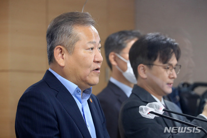 [서울=뉴시스] 배훈식 기자 = 이상민 행정안전부 장관이 6일 오후 서울 종로구 정부서울청사 브리핑실에서 여성가족부 폐지 등을 골자로 한 정부조직법 개편안을 발표하고 있다. 정부는 여가부를 보건복지부 산하 인구가족양성평등본부로 개편하고 국가보훈처를 부로 승격, 재외동포청 신설하는 내용의 정부조직법 개편안을 마련했다. 2022.10.06. dahora83@newsis.com