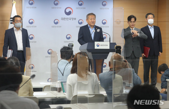 [서울=뉴시스] 배훈식 기자 = 이상민 행정안전부 장관이 6일 오후 서울 종로구 정부서울청사 브리핑실에서 여성가족부 폐지 등을 골자로 한 정부조직법 개편안을 발표하고 있다. 정부는 여가부를 보건복지부 산하 인구가족양성평등본부로 개편하고 국가보훈처를 부로 승격, 재외동포청 신설하는 내용의 정부조직법 개편안을 마련했다. 2022.10.06. dahora83@newsis.com