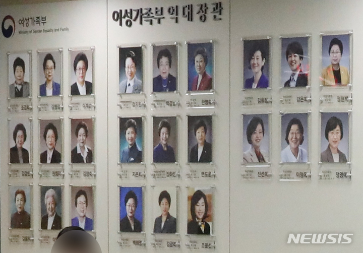 [서울=뉴시스] 김명원 기자 = 6일 서울 종로구 정부서울청사 여성가족부의 모습. 이날 정부는 여성가족부가 폐지되고 복지부에 인구가족양성평등본부로 신설된다는 정부조직 개편안을 발표했다. 2022.10.06. kmx1105@newsis.com