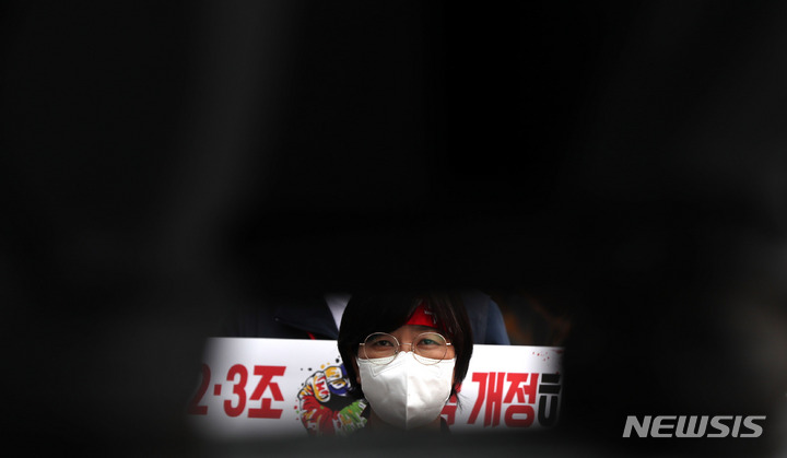 [서울=뉴시스] 추상철 기자 = 전국민주노동조합총연맹 노조원이 6일 오후 서울 마포구 경총 앞에서 '노조법 2,3조 개정'을 촉구하는 사전 결의대회를 하고 있다. 2022.10.06. scchoo@newsis.com