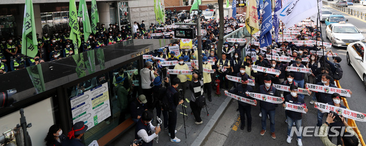 [서울=뉴시스] 추상철 기자 = 전국민주노동조합총연맹 노조원들이 6일 오후 서울 마포구 경총 앞에서 '노조법 2,3조 개정'을 촉구하는 사전 결의대회를 하고 있다. 2022.10.06. scchoo@newsis.com