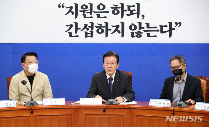 [서울=뉴시스] 김선웅 기자 = 이재명 더불어민주당 대표가 6일 서울 여의도 국회에서 웹툰협회, 한국만화가협회, 우리만화연대 등 만화 예술인 단체와 간담회를 하고 있다. 2022.10.06. mangusta@newsis.com