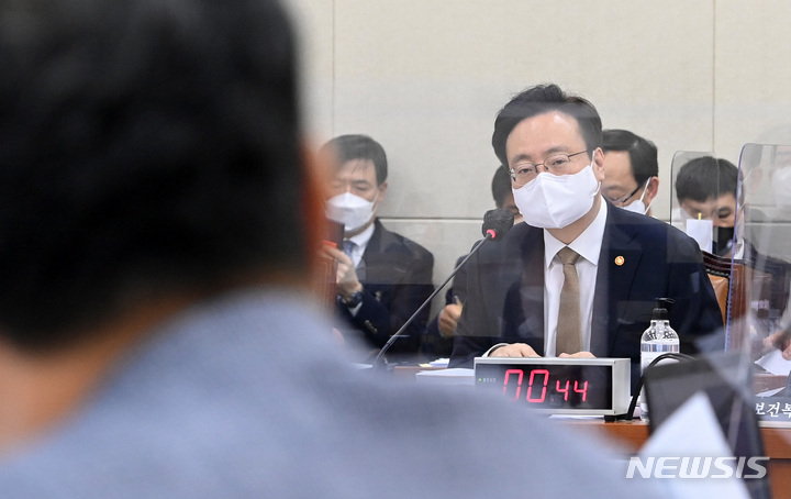 [서울=뉴시스] 고범준 기자 = 조규홍 보건복지부 장관이 6일 오후 서울 여의도 국회에서 열린 보건복지위원회의 보건복지부·질병관리청에 대한 국정감사에서 의원 질의에 답하고 있다. (공동취재사진) 2022.10.06. photo@newsis.com